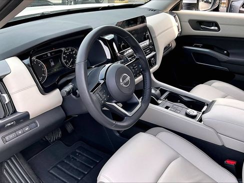Used 2025 Nissan Pathfinder SL AWD/4WD image 17