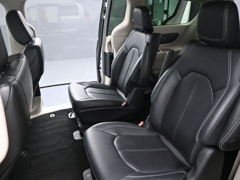Used 2024 Chrysler Pacifica Limited FWD image 15