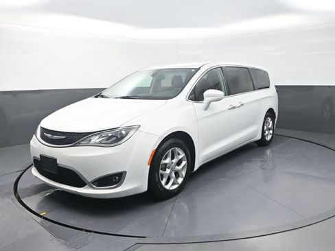 Used 2018 Chrysler Pacifica Touring Plus w/ Tire & Wheel Group FWD image 3