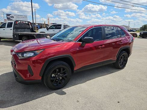 Used 2022 Toyota RAV4 LE FWD image 2
