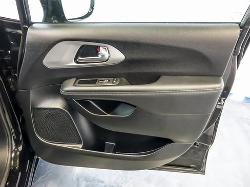 Used 2025 Chrysler Pacifica Limited image 32