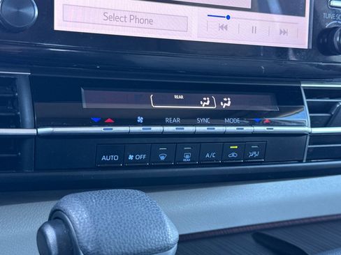 Used 2024 Toyota Sienna LE image 22