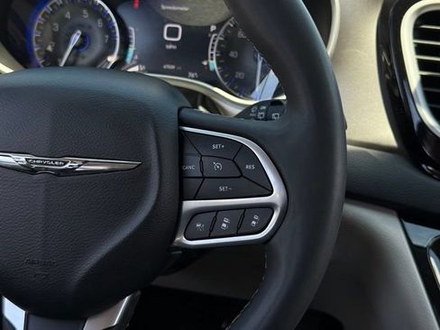 Used 2023 Chrysler Pacifica Touring-L FWD image 9