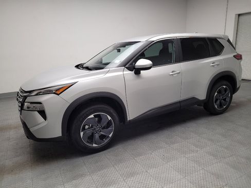 Used 2024 Nissan Rogue SV FWD image 2