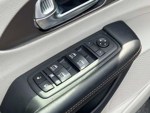 Used 2019 Chrysler Pacifica Touring-L Plus FWD image 21