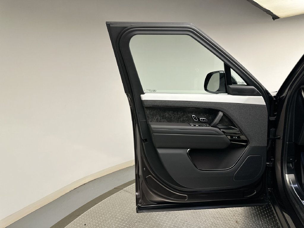 New 2027 Land Rover Range Rover Sport Dynamic SE AWD/4WD image 9