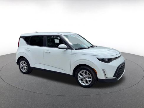 Used 2025 Kia Soul LX w/ LX Technology Package FWD image 2