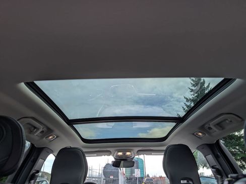 Used 2025 Volvo V60 B5 Cross Country Plus image 15