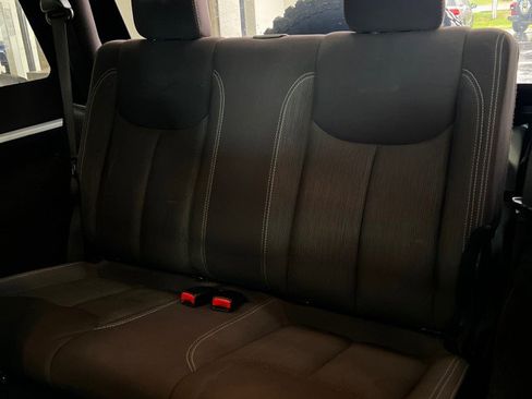 Used 2015 Jeep Wrangler Rubicon w/ Power Convenience Group image 9