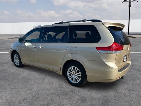 Used 2013 Toyota Sienna XLE w/ Entertainment Pkg FWD image 3