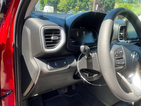 Used 2025 Hyundai Venue SE FWD image 14