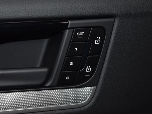 Certified 2025 Porsche Cayenne image 8