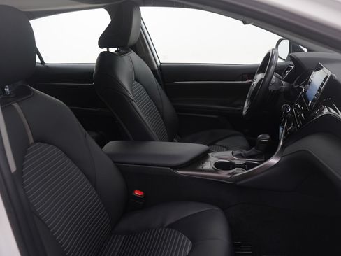 Used 2021 Toyota Camry SE w/ Cold Weather Package image 11