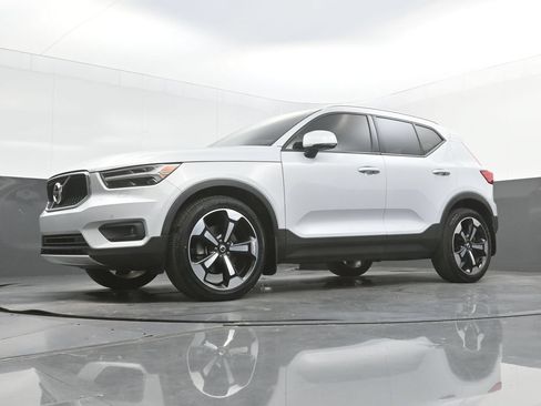 Certified 2022 Volvo XC40 T5 Momentum w/ Premium Package AWD/4WD image 30