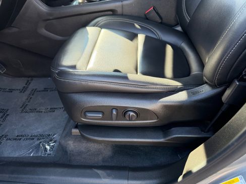 Used 2023 Chevrolet Traverse LT image 28