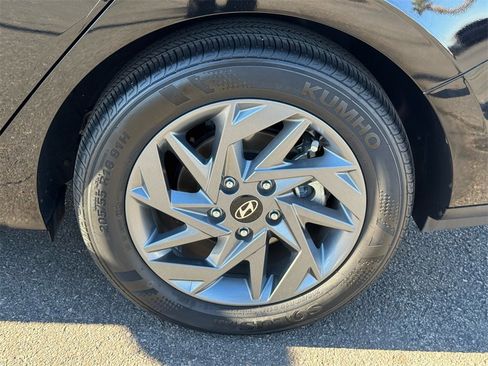 Used 2024 Hyundai Elantra Blue image 9