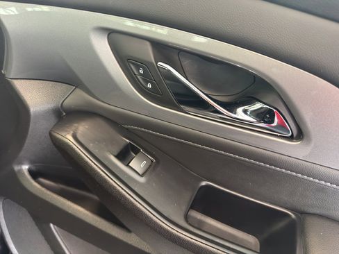 Used 2023 Chevrolet Traverse LT image 15