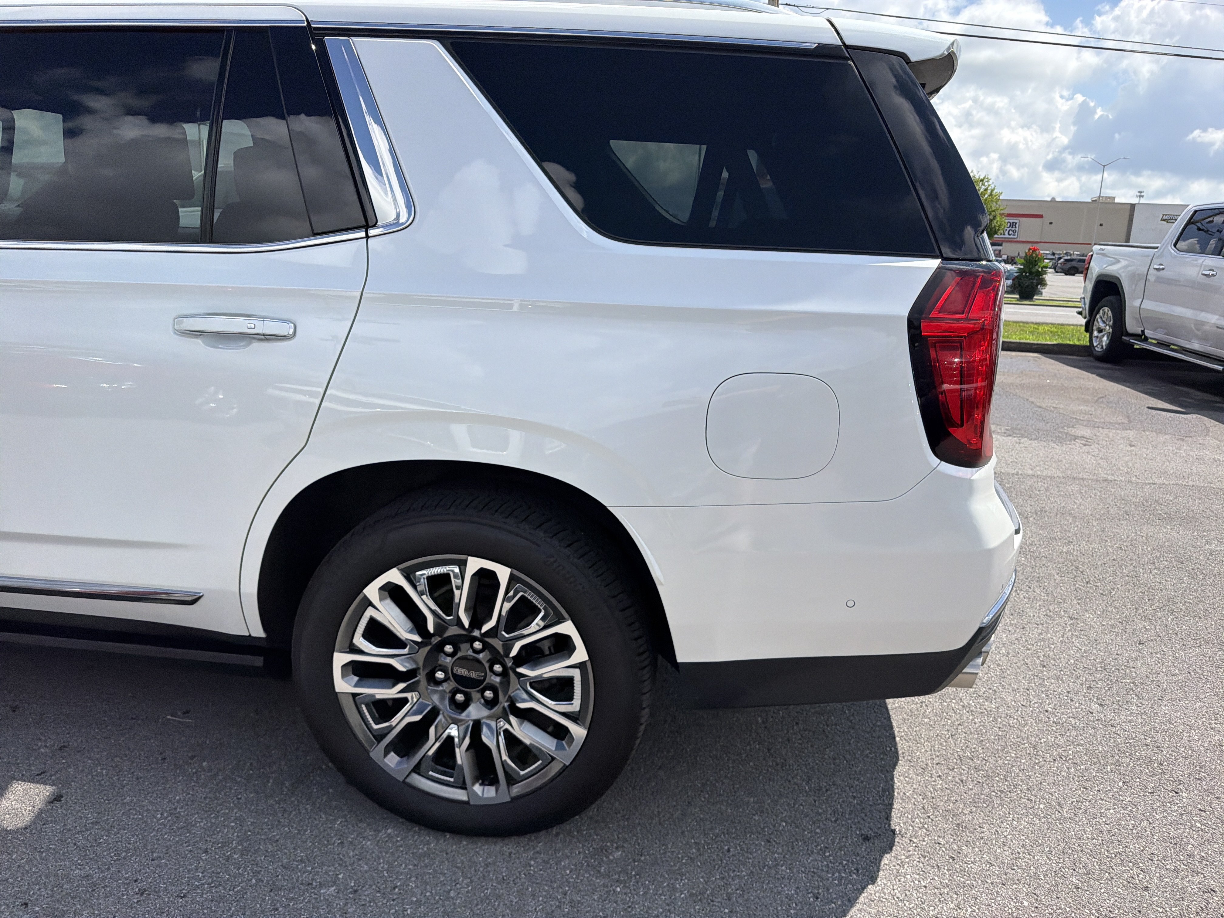Used 2024 GMC Yukon Denali Ultimate AWD/4WD image 9