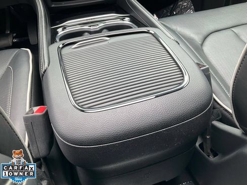 Used 2023 Chrysler Pacifica Limited w/ Uconnect Theater Family Group FWD image 50