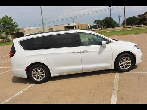 Used 2022 Chrysler Pacifica Touring-L FWD image 6