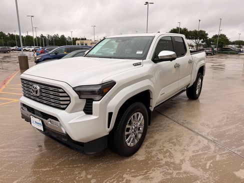 Used 2026 Toyota Tacoma Limited AWD/4WD image 4
