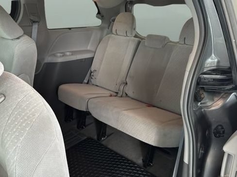 Used 2018 Toyota Sienna LE FWD image 19