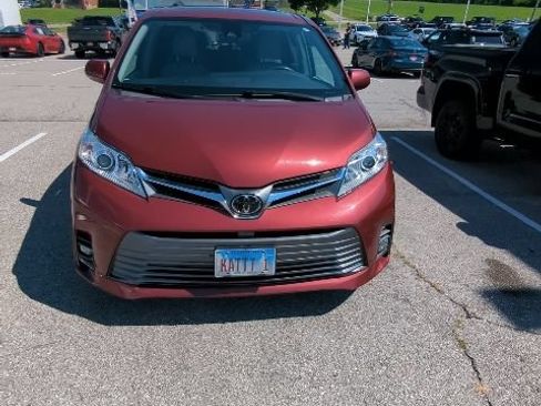 Used 2018 Toyota Sienna XLE w/ XLE Navigation Package FWD image 4