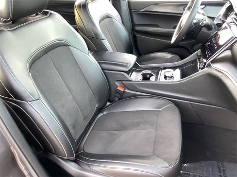 Used 2024 Jeep Grand Cherokee L Altitude image 19