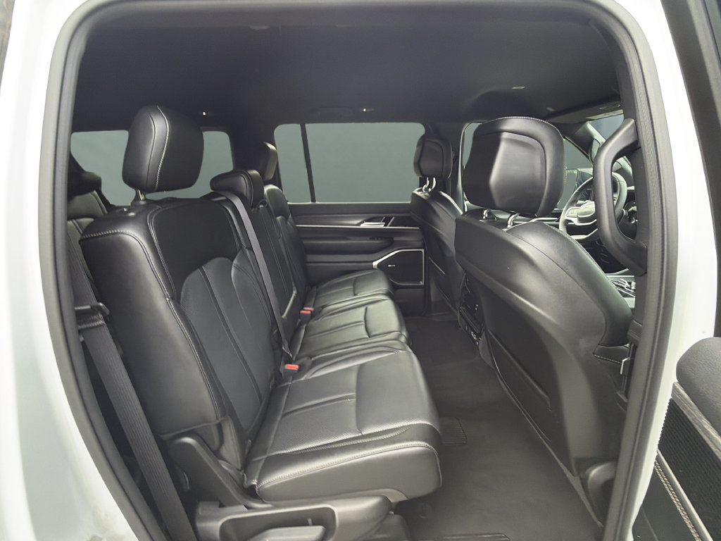 Used 2024 Jeep Wagoneer L Series III AWD/4WD image 28