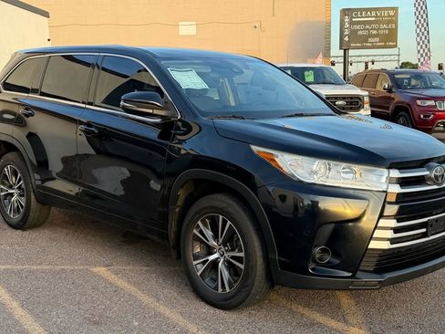 Used 2017 Toyota Highlander LE image 2