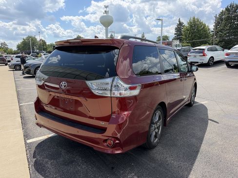 Used 2019 Toyota Sienna SE w/ SE Preferred Package FWD image 4