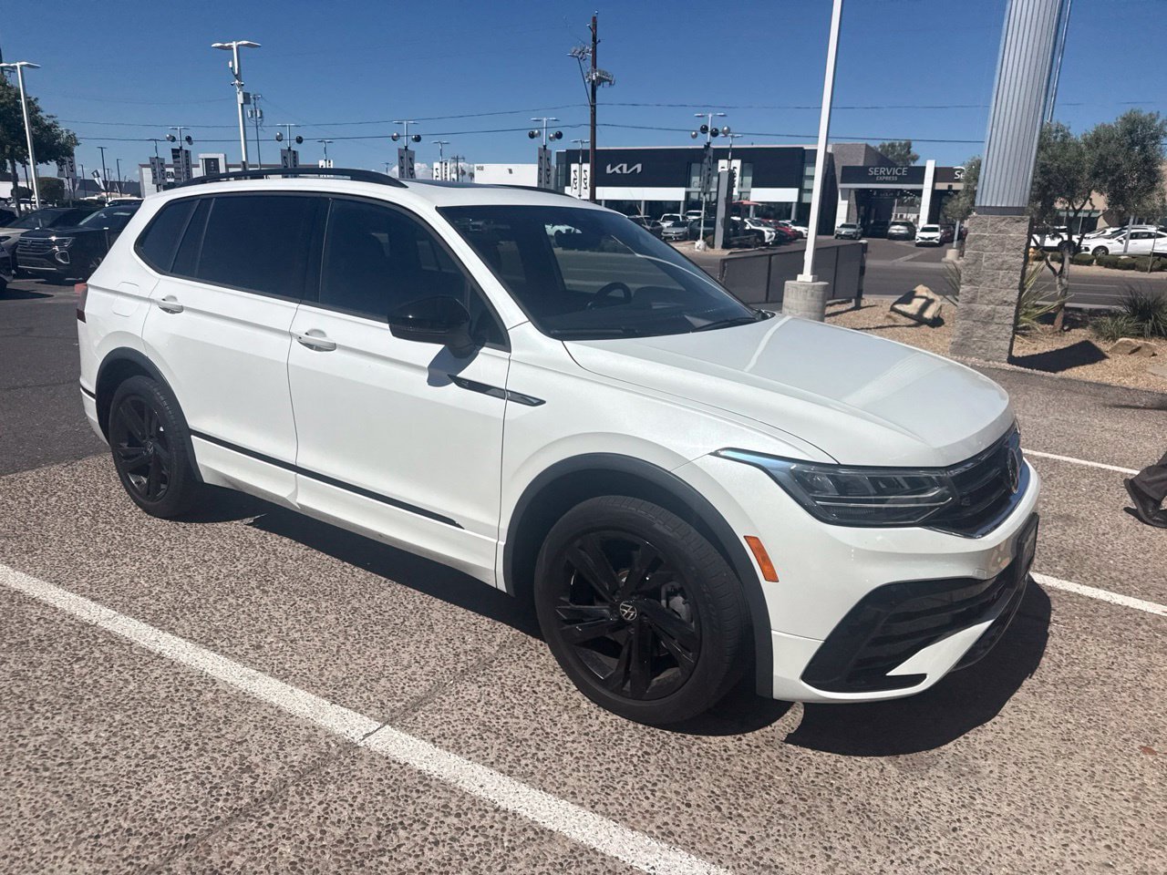 Used 2024 Volkswagen Tiguan SE R-Line AWD/4WD image 9