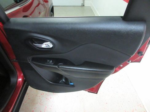 Used 2016 Jeep Cherokee Latitude w/ Cold Weather Group image 28