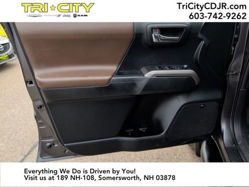 Used 2016 Toyota Tacoma Limited w/ Towing Package image 15