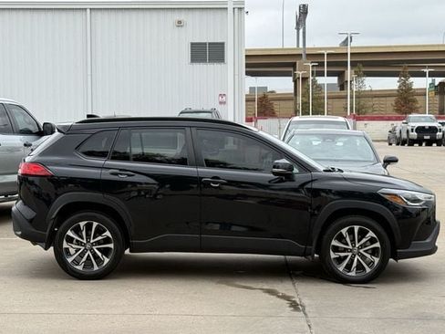 Used 2023 Toyota Corolla Cross LE FWD image 3