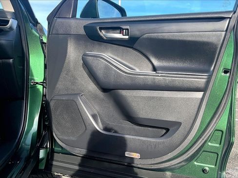 Used 2025 Toyota Highlander XLE image 23