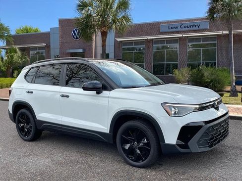 New 2026 Volkswagen Taos SE FWD image 1