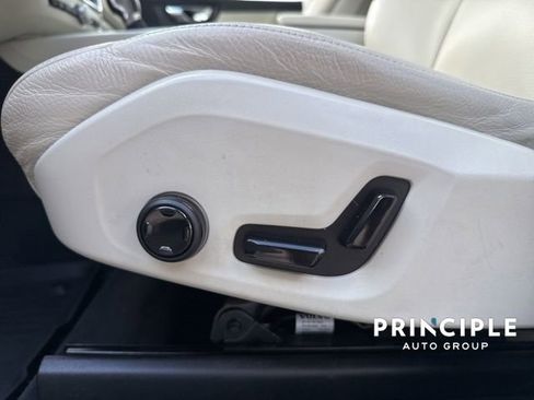 Used 2018 Volvo XC60 T6 Momentum w/ Convenience Package image 27