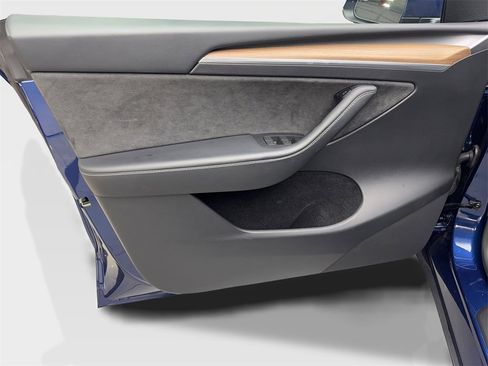 Used 2023 Tesla Model Y 2WD image 30