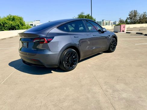 Used 2023 Tesla Model Y AWD image 5