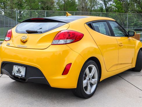 Used 2015 Hyundai Veloster FWD image 11