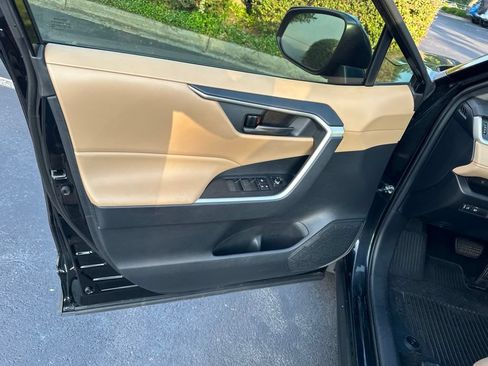 Used 2021 Toyota RAV4 LE FWD image 20