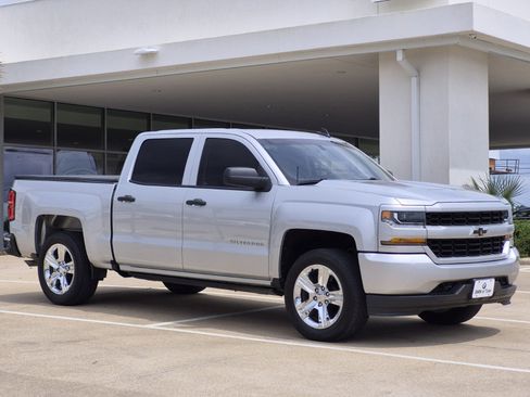 Used 2018 Chevrolet Silverado 1500 Custom w/ Custom Value Package image 3
