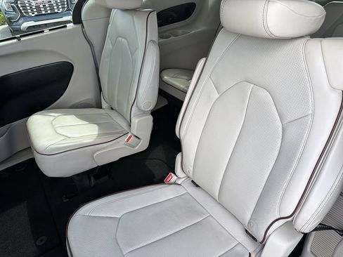 Used 2017 Chrysler Pacifica Limited w/ UConnect Theater Package FWD image 13