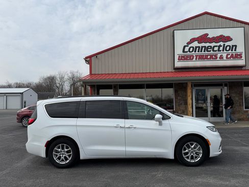 Used 2022 Chrysler Pacifica Touring-L image 3