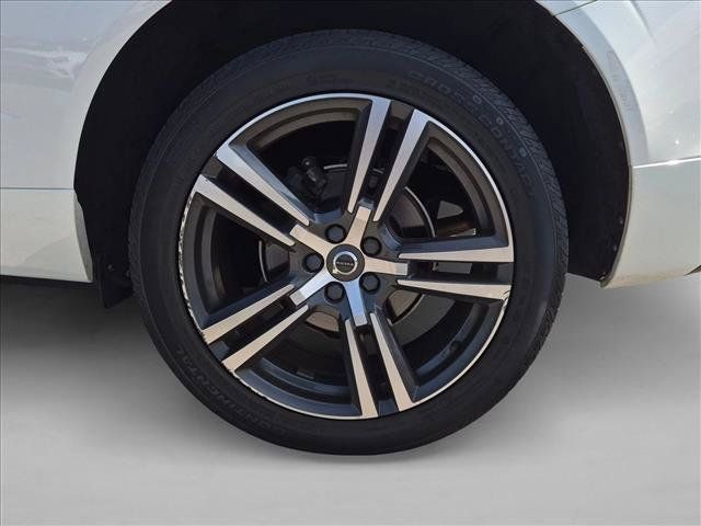 Used 2019 Volvo XC60 T5 Momentum w/ Multimedia Package AWD/4WD image 15