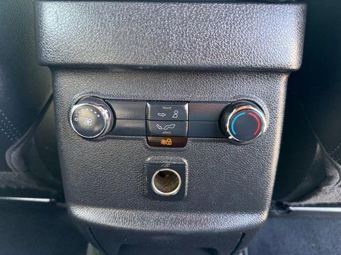 Used 2017 Ford Explorer XLT w/ Equipment Group 202A FWD image 35