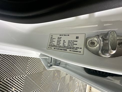 Used 2020 Tesla Model 3 Standard Range Plus image 12