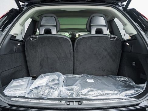 Certified 2025 Volvo XC90 T8 Core w/ Climate Package image 9