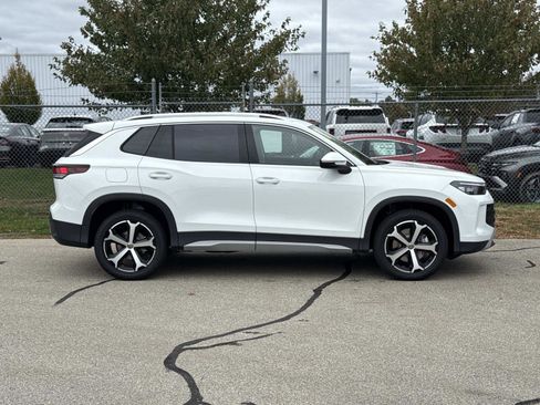 Used 2025 Volkswagen Tiguan SE image 2